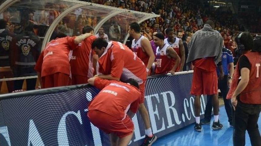 Galatasaray Lıv Hospital - Tofaş Ma&ccedil;ında Olay &Ccedil;ıktı