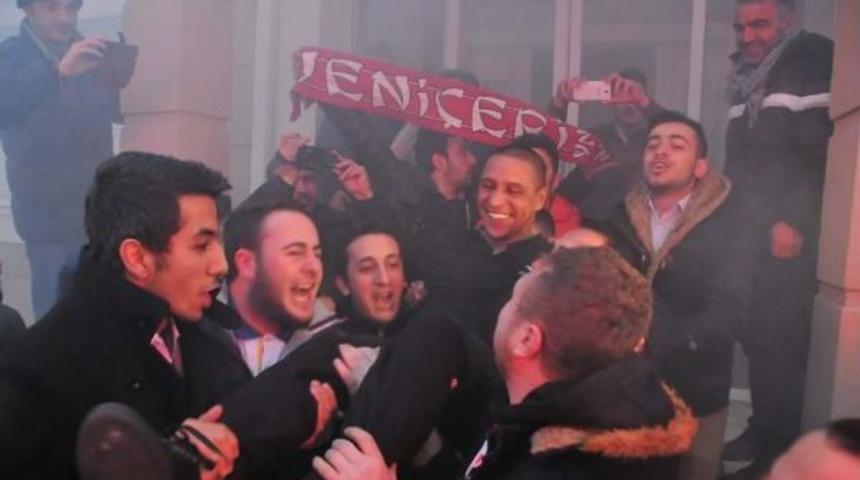 Roberto Carlos'a Evinin &Ouml;n&uuml;nde Taraftar Desteği