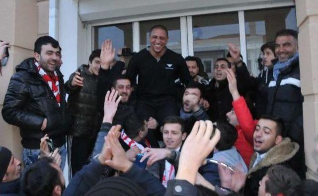 Roberto Carlos a Evinin &Ouml;n&uuml;nde Taraftar Desteği 2
