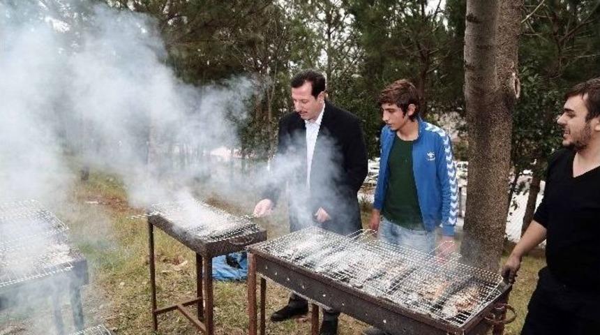 Başkan Tok, Gen&ccedil;lere Balık Pişirmeyi &Ouml;ğretti