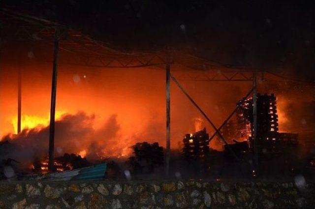 Sapanca’da Bulunan Su Fabrikasında Yangın