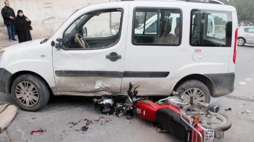 Hafif Ticari Araçla Çarpışan Motosikletli Yaralandı