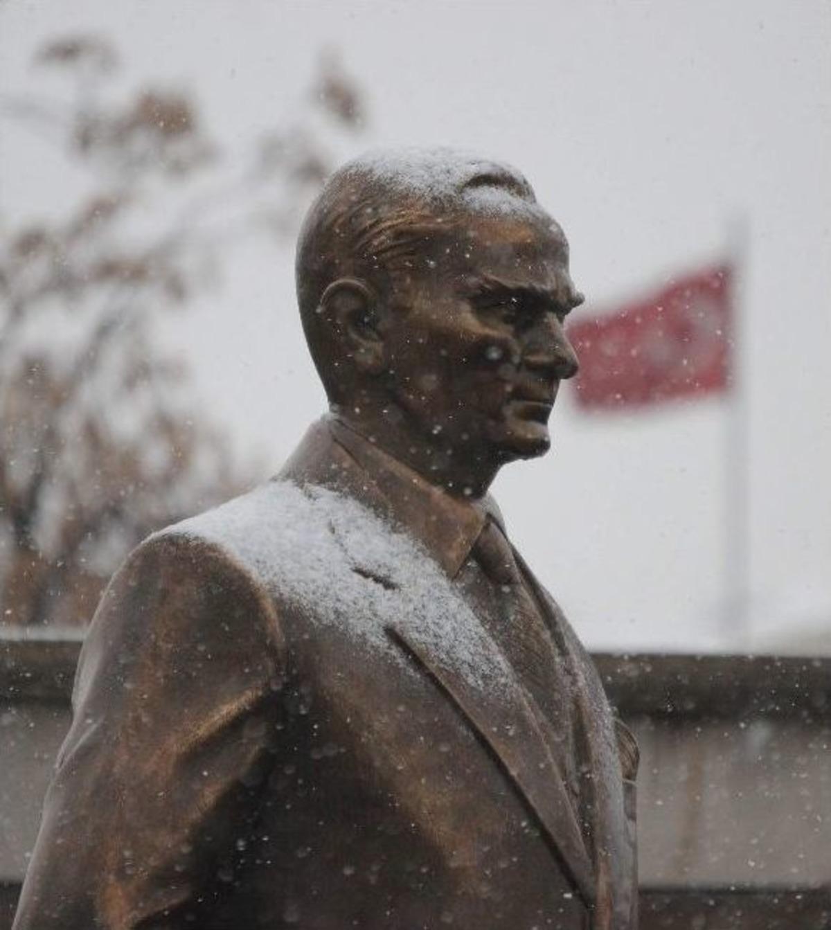 Kayseri G&uuml;ne Kar Yağışı İle Uyandı