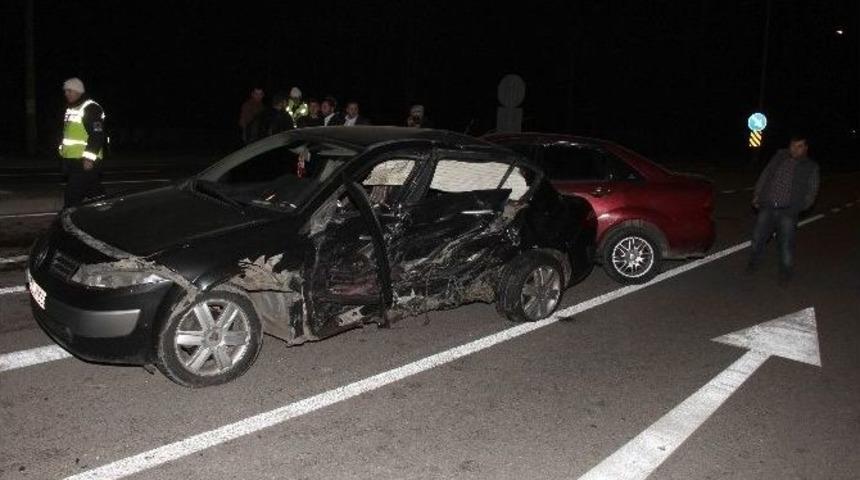 Hurdaya D&ouml;nen Ara&ccedil;lardan Sağ &Ccedil;ıktılar: 2 Yaralı