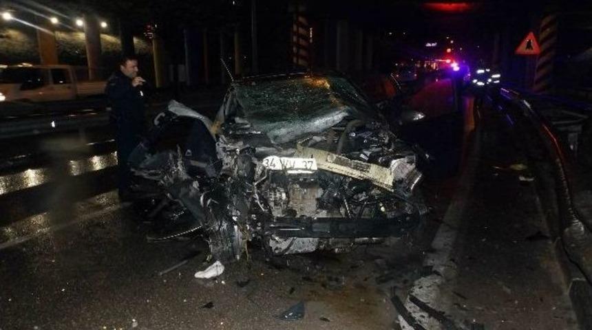 Saatte 120 Kilometre Hızla Bariyerlere &Ccedil;arpan Ara&ccedil;tan İnanılmaz Kurtuluş