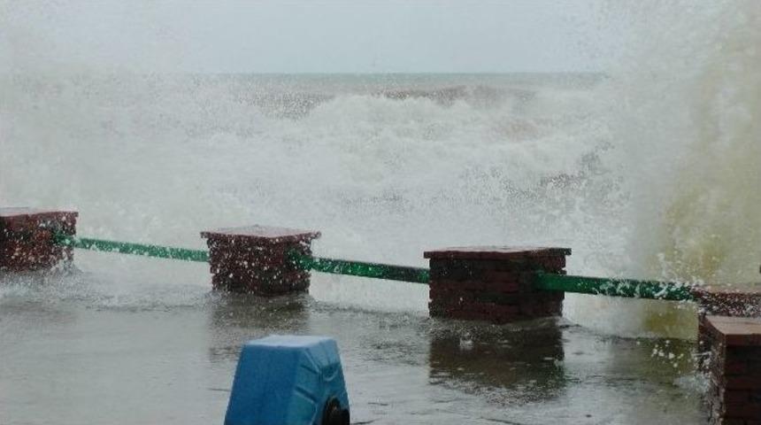 Karadeniz&rsquo;de Dalgalar Sahili D&ouml;v&uuml;yor