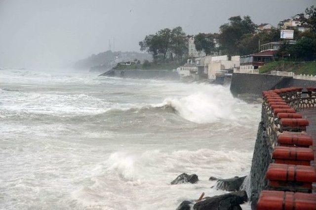 Karadeniz&rsquo;de Dalgalar Sahili D&ouml;v&uuml;yor 1