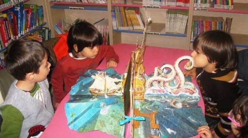 K&uuml;t&uuml;phanede Hem Oynuyor, Hem Kitap Okuyorlar