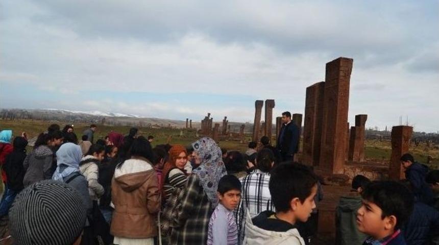 Adilcevazlı &Ouml;ğrenciler Sel&ccedil;uklu Mezarlığı&rsquo;nı Gezdi