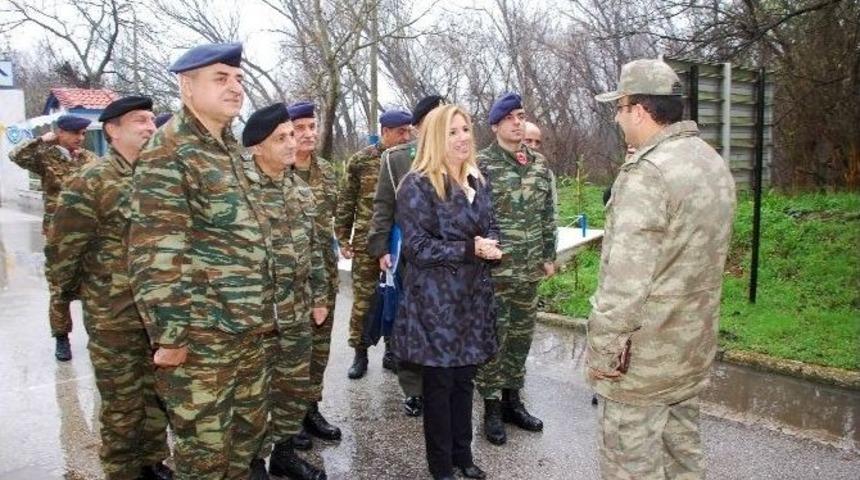 Yunan Savunma Bakan Yardımcısı Gennimata Sınırda T&uuml;rk Askerinin Yeni Yılını Kutladı