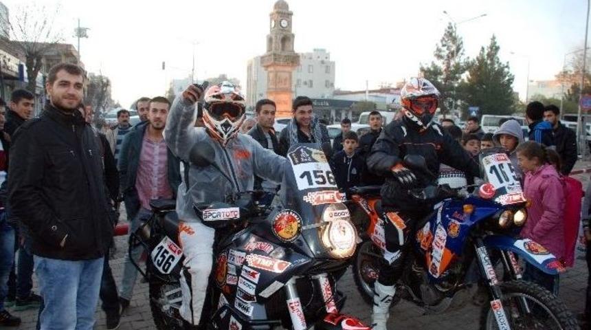 Dakar Rallisi&rsquo;nde Yarışacak Şakir Şenkalaycı Ve Serkan &Ouml;zdemir Midyat&rsquo;a Geldi