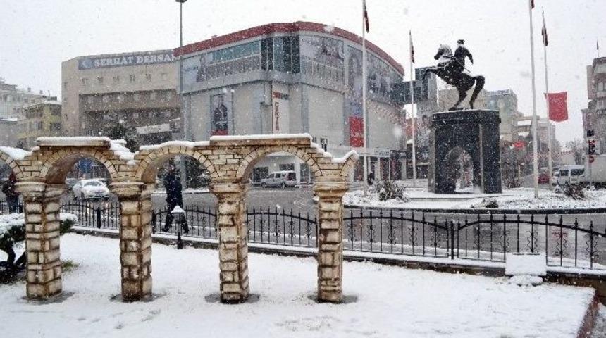 Niğde G&uuml;ne Karla Uyandı