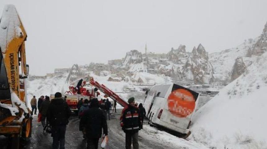 Karda Kayan Otob&uuml;s Yoldan &Ccedil;ıktı