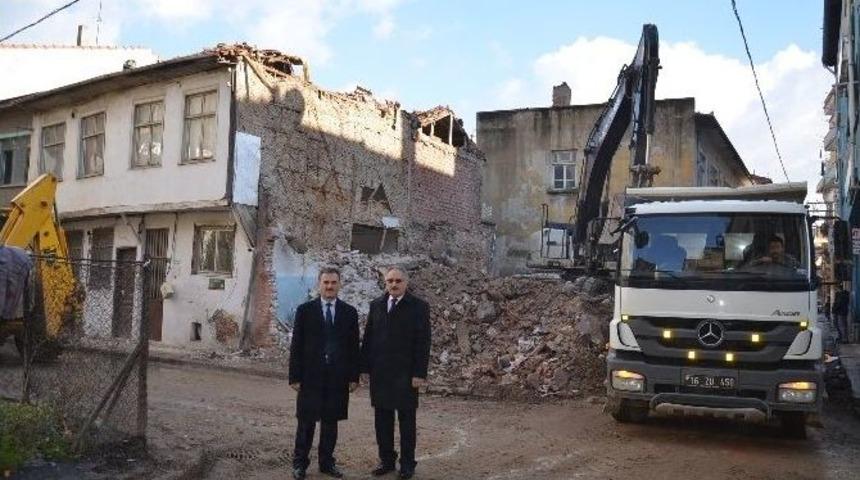 A&ccedil;ık Otopark Ve Meydan İ&ccedil;in Yıkımlar Başladı