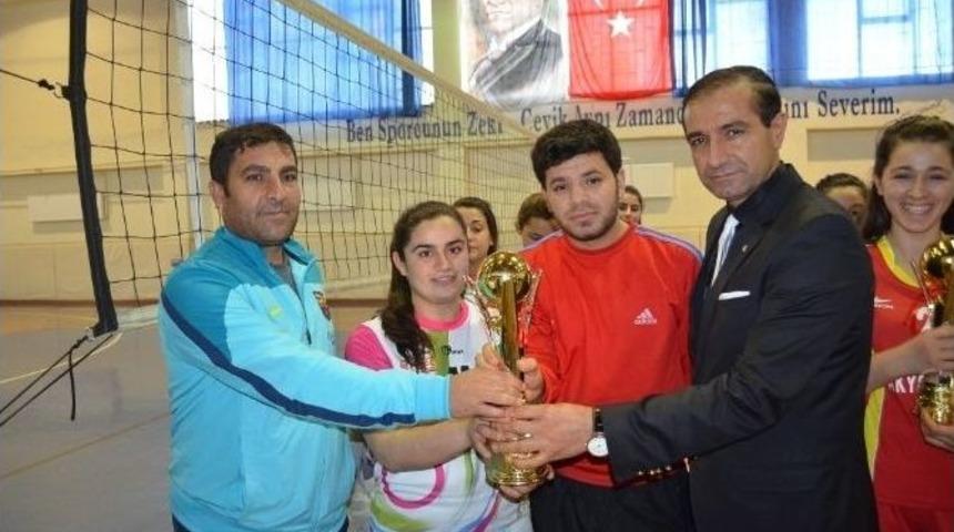 Kahta, Gen&ccedil; Kızlar Voleybol Şampiyonu Oldu