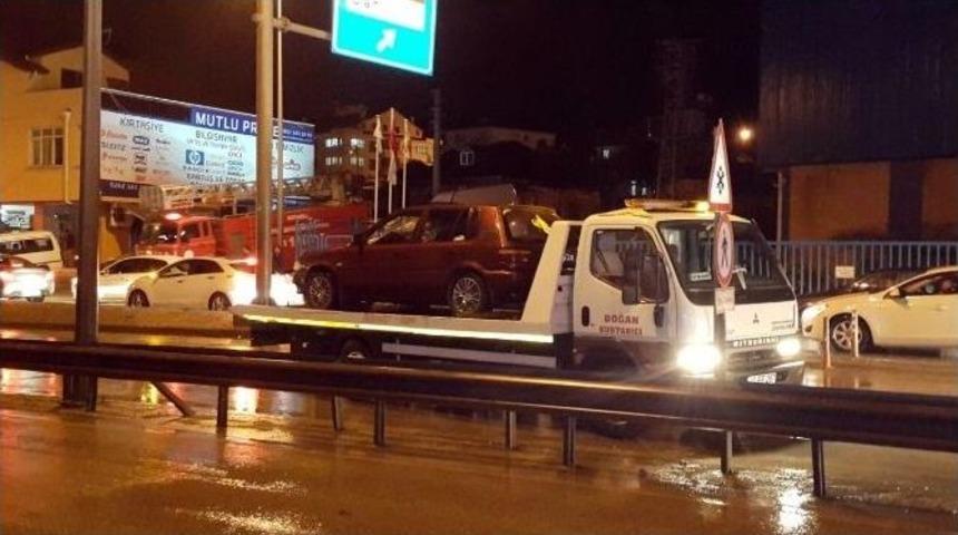 Otomobil Bariyerlere &Ccedil;arptı: 2 Yaralı