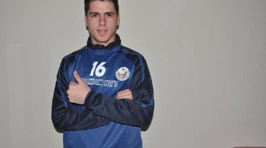 Ma&ccedil;ta Kale Arkasındaki Duvara Kafasını &Ccedil;arpan Futbolcu Ağır Yaralandı