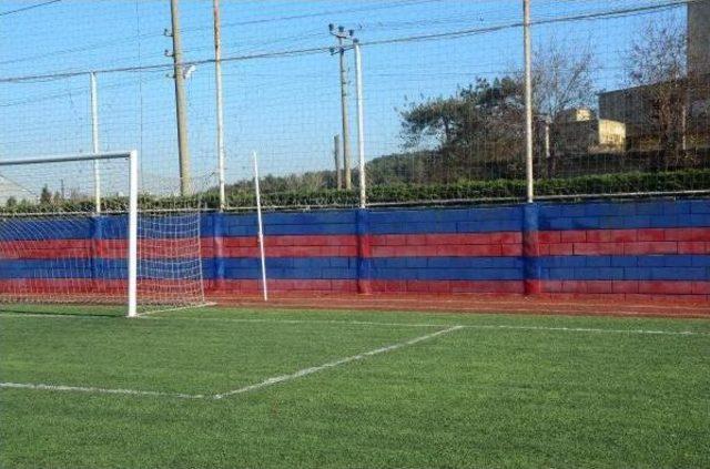 Maçta Kale Arkasındaki Duvara Kafasını Çarpan Futbolcu Ağır Yaralandı