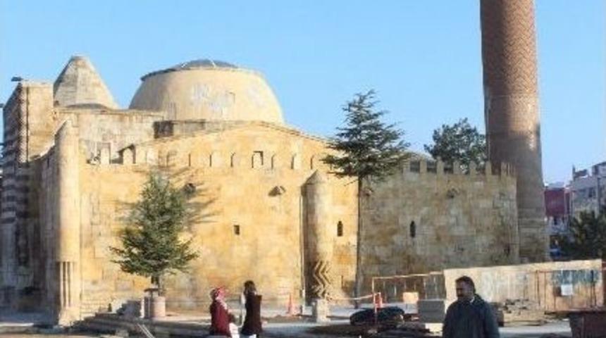 Tarihi Cacabey Medresesi &Ccedil;evresinde D&uuml;zenleme Yapılıyor