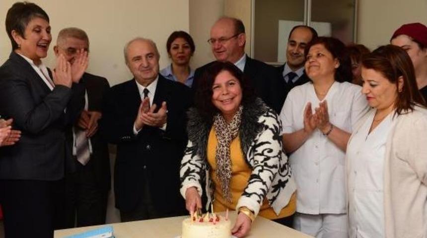 Nakledilen B&ouml;brekle Ge&ccedil;en 25 Yılı Pasta Keserek Kutladılar