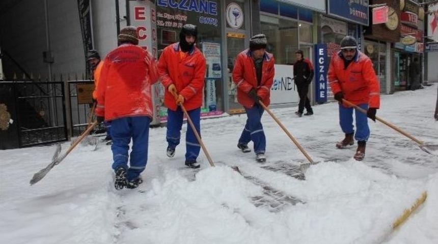 Nevşehir Belediyesi Ekipleri Kar M&uuml;cadelesinde