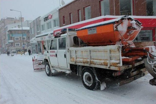 Nevşehir Belediyesi Ekipleri Kar M&uuml;cadelesinde 2