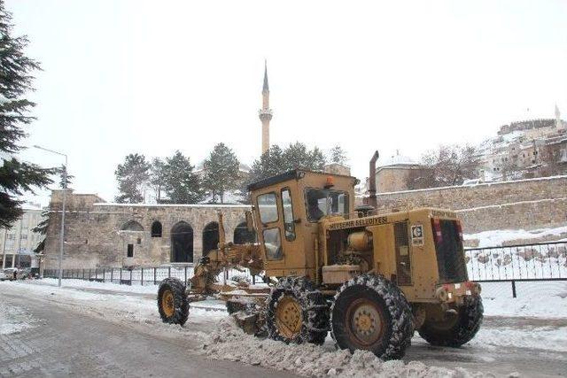 Nevşehir Belediyesi Ekipleri Kar Mücadelesinde