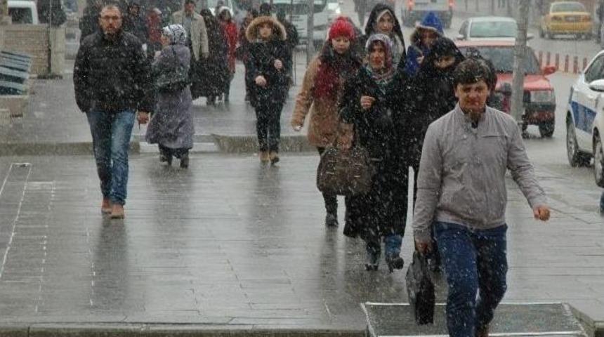 Erzurum&rsquo;da Beklenen Kar Geldi