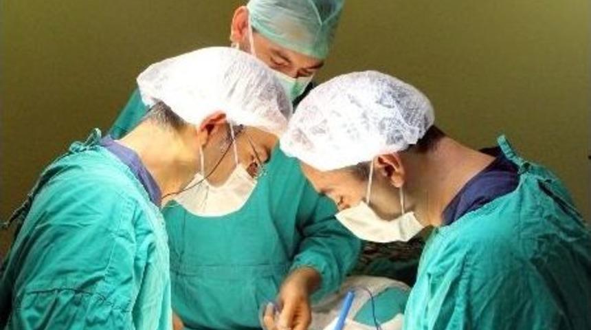 9 Yaşındaki &Ccedil;ocuğun Testisi Ameliyatla Yerine Yerleştirildi