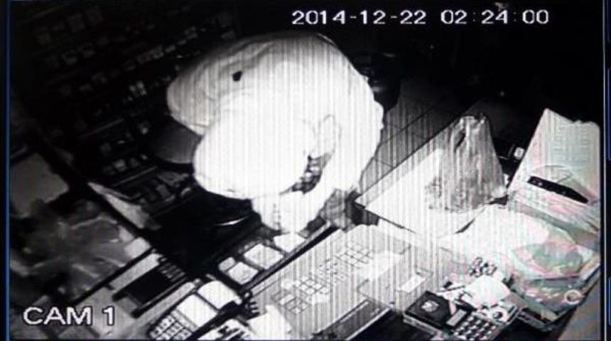 B&uuml;feye &Ouml;nce Kedi, Sonra Hırsız Girdi