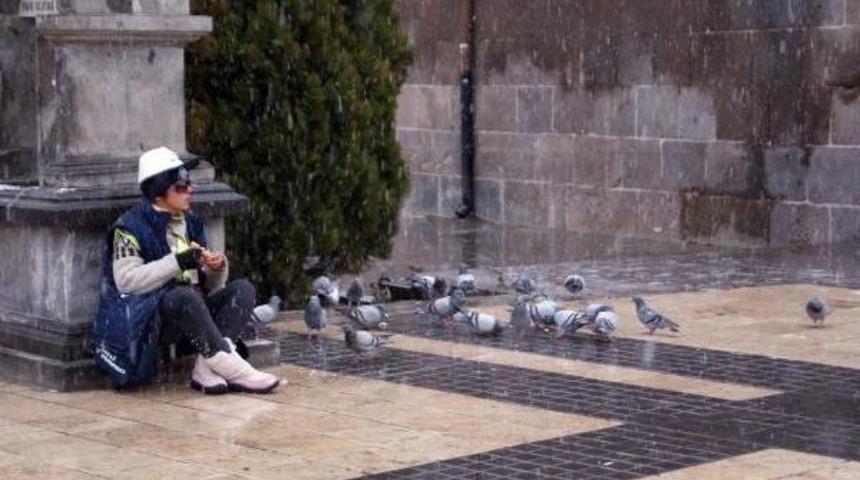 Yediği Simiti G&uuml;vercinlerle Paylaştı