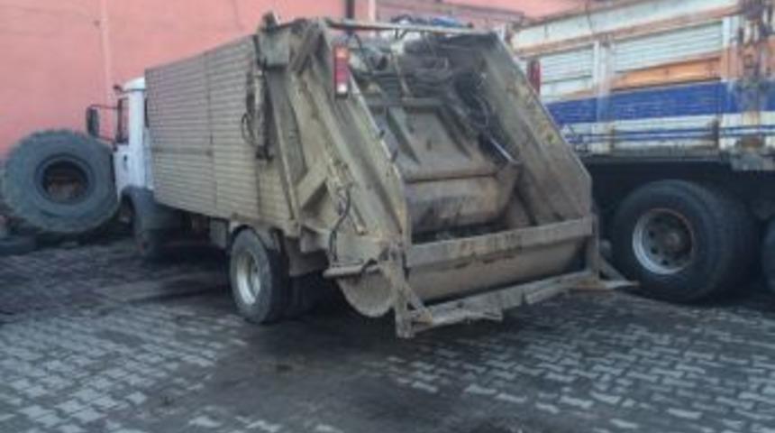 Temizlik İş&ccedil;isi, &Ccedil;&ouml;p Kamyonunun Altında Kaldı