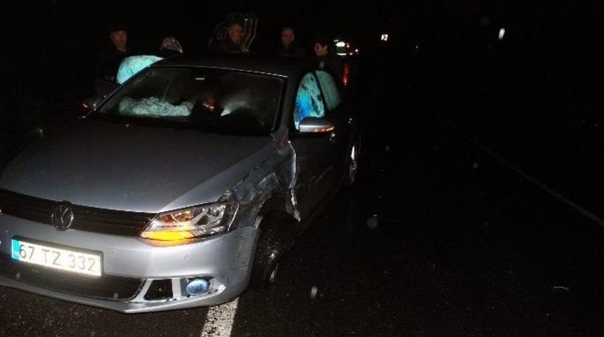 Kamyonet İle Otomobil Kafa Kafaya &Ccedil;arpıştı