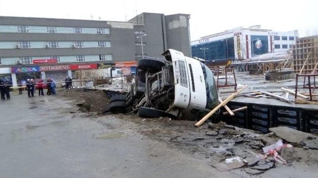 Erzincan&rsquo;da Kum Y&uuml;kl&uuml; Kamyon Doğalgaz Borusunu Patlattı