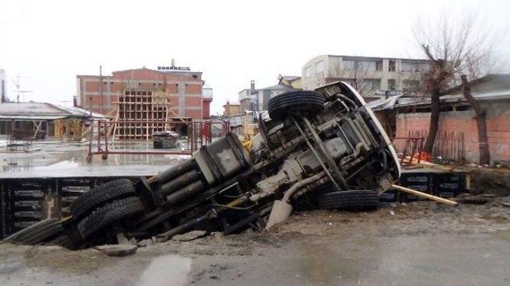 Erzincan’da Kum Yüklü Kamyon Doğalgaz Borusunu Patlattı G2