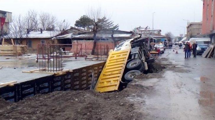 Erzincan’da Kum Yüklü Kamyon Doğalgaz Borusunu Patlattı G3