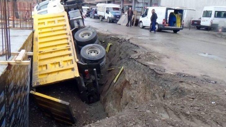 Erzincan’da Kum Yüklü Kamyon Doğalgaz Borusunu Patlattı G4