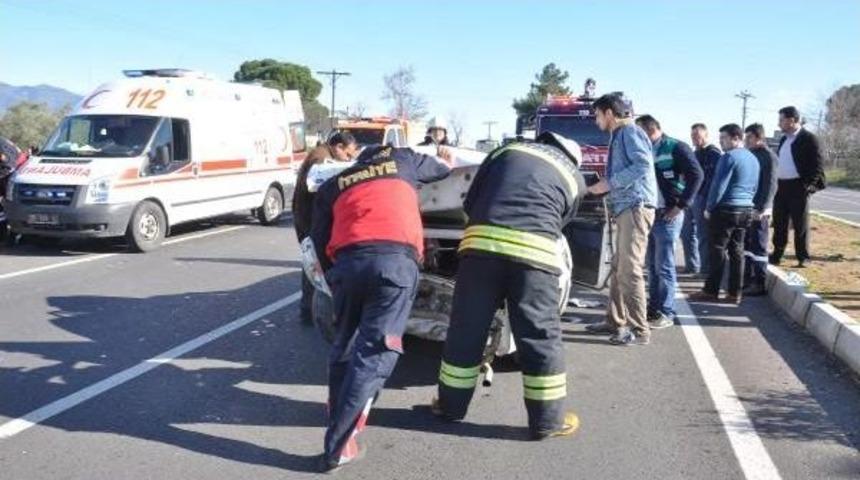 Aynı Y&ouml;nde İki Otomobil &Ccedil;arpıştı: 5 Yaralı