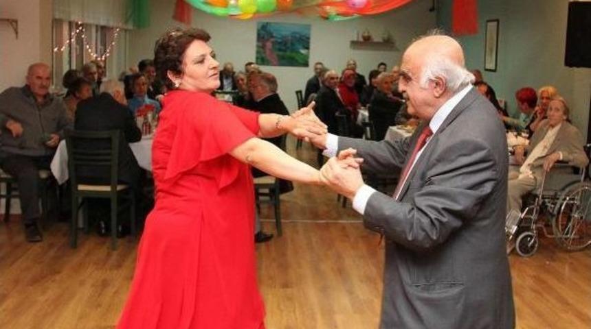 Akyurt Vakfı Yaşam Evi'nde Erken Yılbaşı Balosu