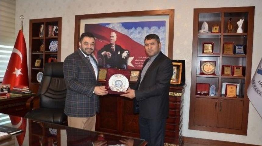 Emlak&ccedil;ılar Derneğinden Ko&ccedil;aş&rsquo;a Plaket