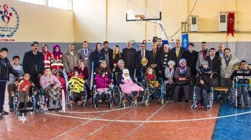 Engelli &Ccedil;ocuklar Tekerlekli Sandalyelerine Kavuştu