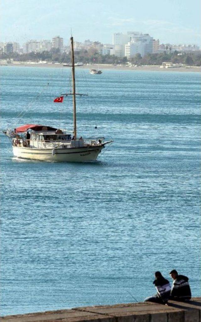 Antalya da Kuzey R&uuml;zgarı &Uuml;ş&uuml;tt&uuml; 1