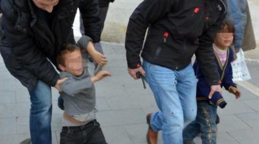 Polisten Ka&ccedil;an Suriyeli Dilenci &Ccedil;ocuklar Camiye Sığındı