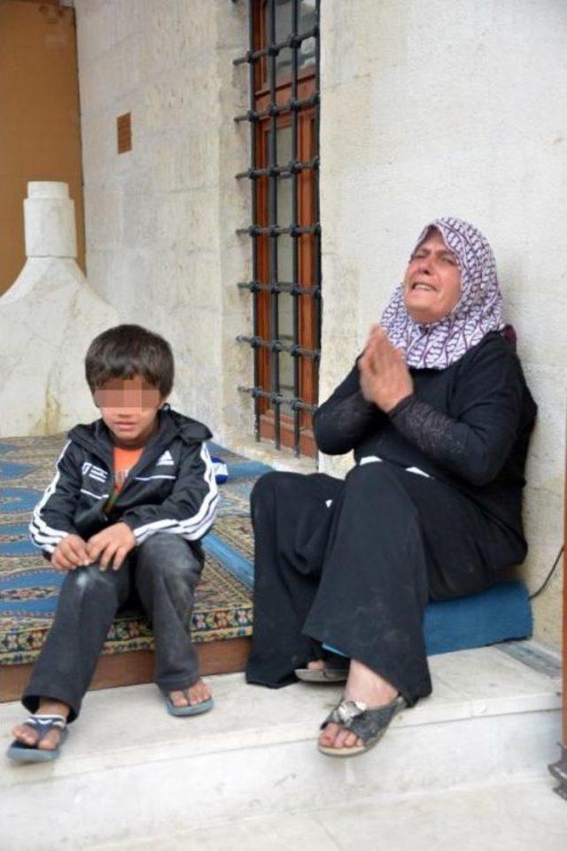 Polisten Kaçan Suriyeli Dilenci Çocuklar Camiye Sığındı