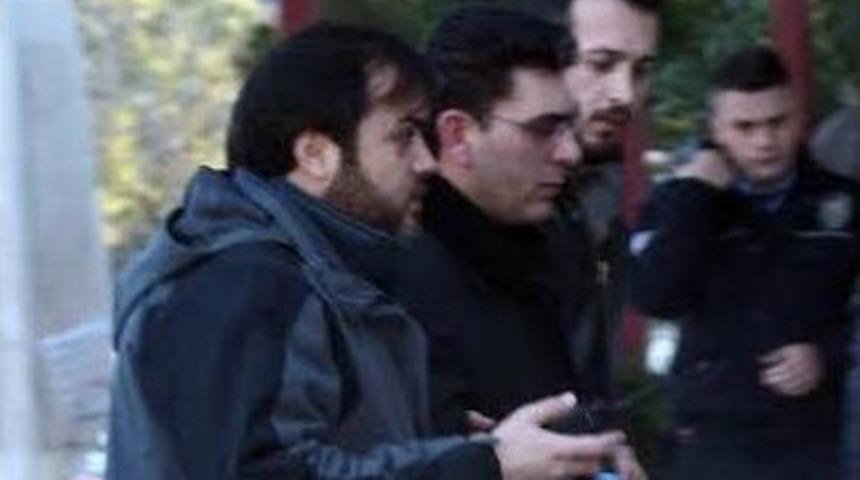 Amca İki Yeğenini Bı&ccedil;akladı