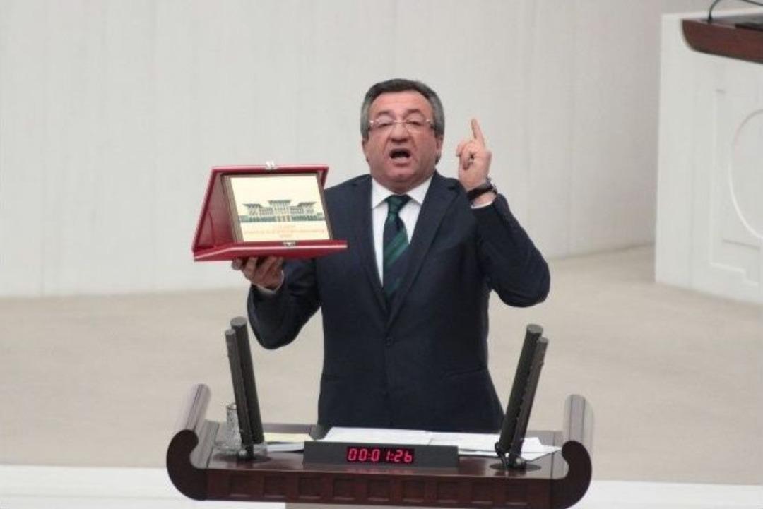 Chp&rsquo;li Atay H&uuml;k&uuml;met Sıralarının &Ouml;n&uuml;ne 35 Liralık Plaket Bıraktı