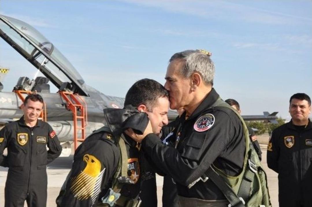 Hava Kuvvetleri Komutanı &Ouml;zt&uuml;rk, Solot&uuml;rk&rsquo;e Ait G&ouml;steri Koreografisini U&ccedil;arak Denetledi