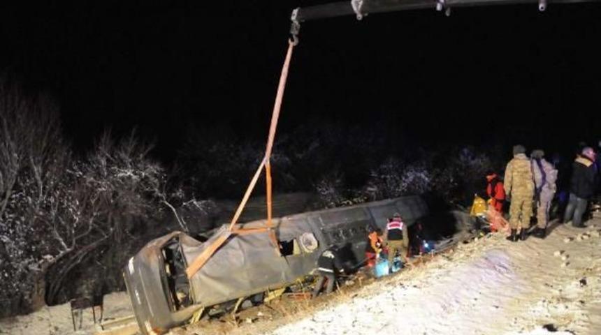 Sivas'ta Yolcu Otob&uuml;s&uuml; Devrildi: 1 &Ouml;l&uuml;, 45 Yaralı