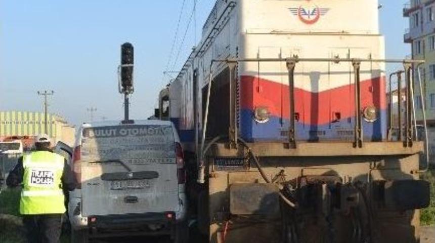 Tren Hemzemin Ge&ccedil;itte Otomobile &Ccedil;arptı: 2 Yaralı