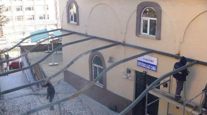 Ertuğrul Gazi Camii Girişine Sundurma Yapılıyor